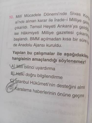 10. soruda "Milli Mücadele Dönemi'nde Sivas Kongresi'nde alınan kararla İrade-i Milliye gazetesi çıkarıldı" ifadesiyle başlayan bir paragraf ve altında dört şık (A, B, C, D) bulunmakta; doğru cevap ise C seçeneği olarak işaretlenmiş. (AI tarafından altyazılı)