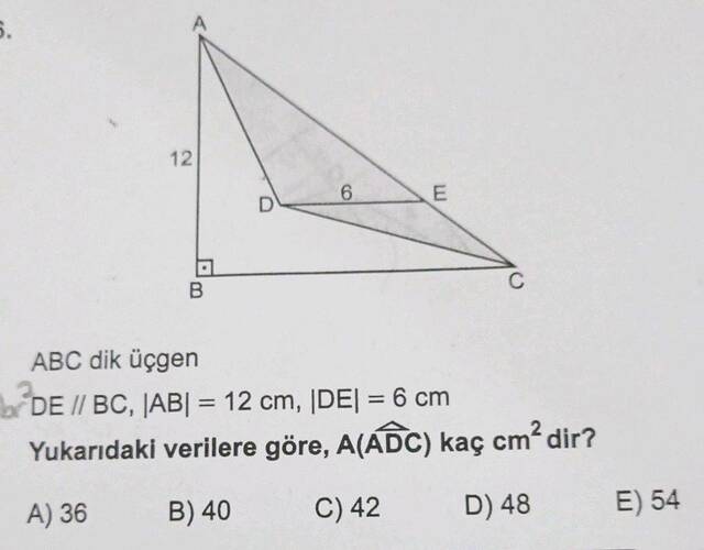 12 B ABC dik üçgen 6 oDE I/ BC, JAB = 12 cm, Yukarıdaki verilere göre, A(ÁDC) kaç cm dir?
