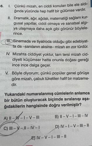 Çünkü mizah, en ciddi konuları bile ele aldığında yüzünde hep hafif bir gülümse vardır.