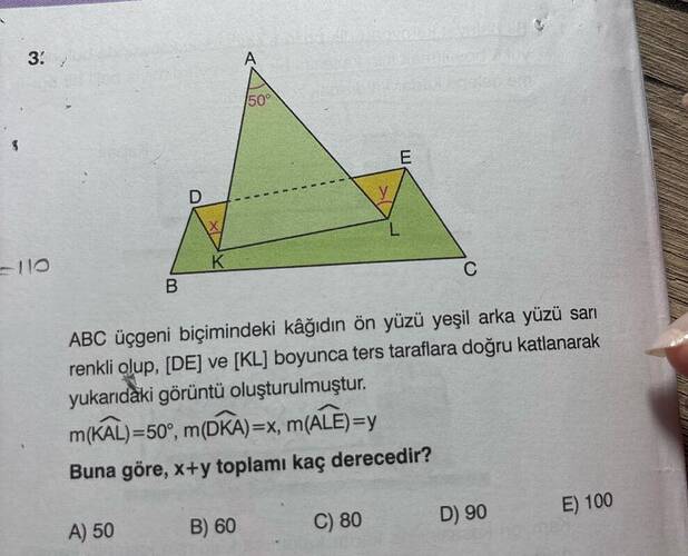 ABC üçgeni biçimindeki kağıdın ön yüzü yeşil arka yüzü sarı renkli olup, ve boyunca...