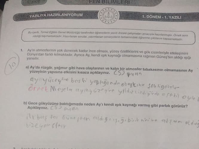 Ay'ın atmosferinin yok denecek kadar ince olması, yüzey özelliklerini ve gök...