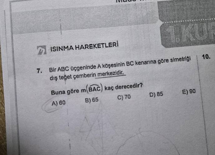 Bir ABC üçgeninde A köşesinin BC kenarına göre simetriği dış teğet çemberin merkezidir.