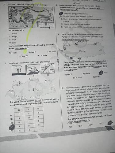 Bir coğrafya sınav kağıdı üzerinde, Türkiye haritası ve çeşitli soruların olduğu, bazı yerlere el yazısıyla ve kalemle işaretler yapılmış bir sayfa görülmektedir. (AI tarafından altyazılı)
