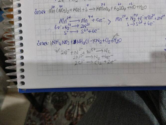 örnek: Mn(NO₃)₂ + KOH + S to KMnO₄ + K₂SO₄ + NO + H₂O Mn²⁺ → Mn⁷⁺ + 5e⁻ 6e⁻ + N₂⁵⁺ →...