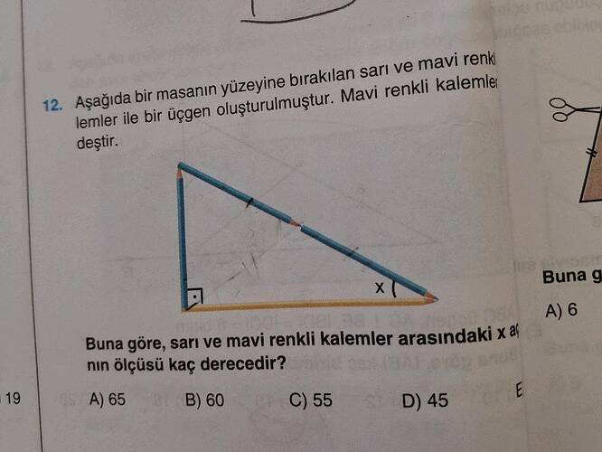 Aşağıda bir masanın yüzeyine birakılan sari ve mavi renk lemler ile bir üçgen...