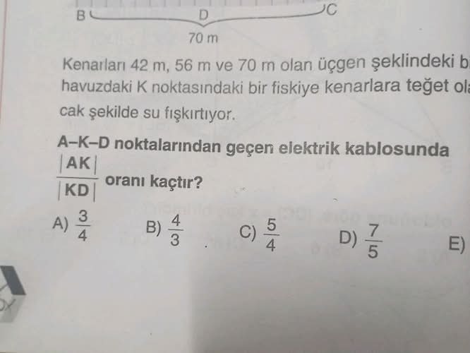 Kenarları 42 m , 56 m ve 70 m olan üçgen şeklindeki bir havuzdaki K noktasındaki bir...