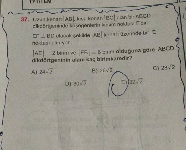 Uzun kenarı , kısa kenarı olan bir ABCD dikdörtgeninde köşegenlerin kesim noktası F 'dir.