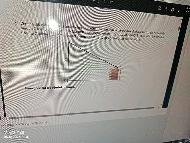 Zemine dik olarak duran 7 metre boyundaki bir elektrik direği, aşırı rüzgar nedeniyle...