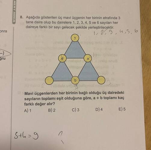 Aşağıda gösterilen üç mavi üçgenin her birinin etrafinda 3 tane daire olup bu dairelere...