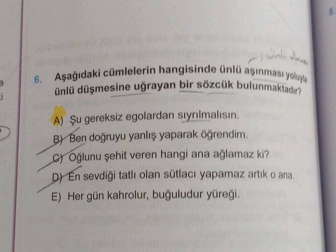 Aşağıdaki cümlelerin hangisinde ünlü aşınması yoluyla ünlü düşmesine uğrayan bir sözcük...