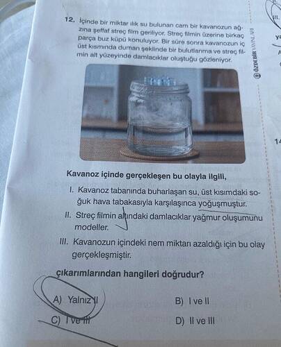 lçinde bir miktar ilik su bulunan carm bir kavanozun ağ- Zina şeffat streç filn geriliyor.