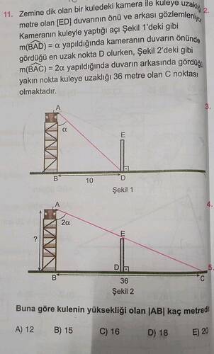 Zemine dik olan bir kuledeki kamera lle kuleye uZak.