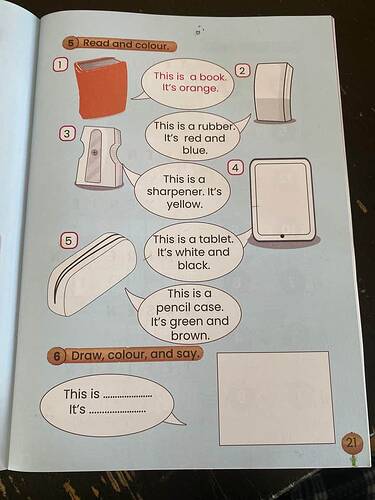 Bu resimde, öğrencilerin nesnelerin renklerini öğrenmeleri için kitap, silgi, kalemtıraş, tablet ve kalem kutusunun renklendirilmesi gereken bir eğitim sayfası bulunmaktadır. (Alt yazı YZ tarafından hazırlandı)