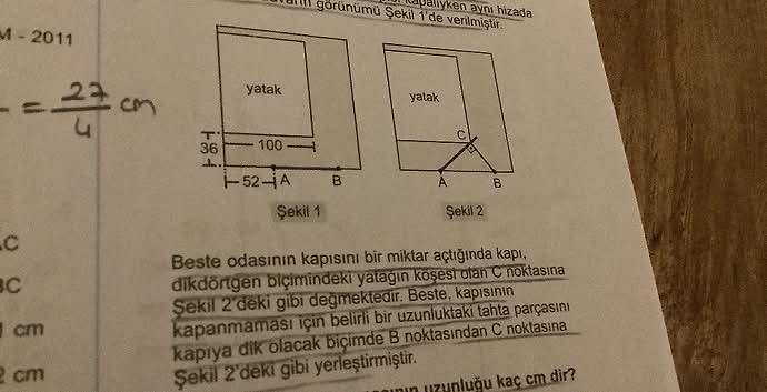 Beste odasının kapısını bir miktar açtığında kapı, dikdörtgen biçimindeki yatağın...
