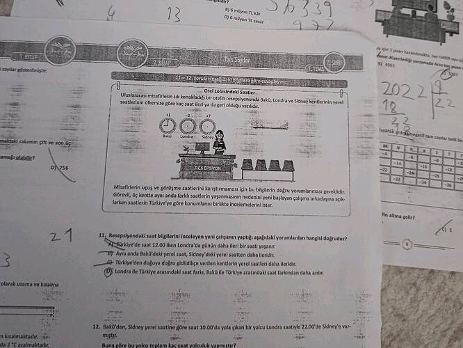 Otel Lobisindeki Saatler Uluslararası misafirlerin sık konakladığı bir otelin...