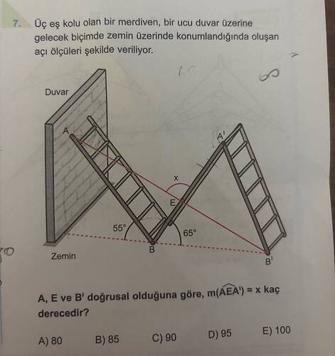 Üç es kolu olan bir merdiven, bir ucu duvar üzerine gelecek biçimde zemin üzerinde...