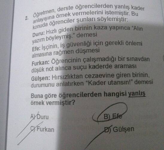 Öğretmen, derste öğrencilerden yanlış kader anlayışına örnek vermelerini istemiştir.