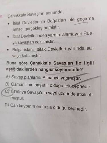 Bir sınav sorusu metninde, Çanakkale Savaşları'nın sonuçlarına ve etkilerine dair doğru ifade olarak "I. Dünya Savaşı'nın seyri üzerinde etkili olmuştur" seçeneği (C maddesi) işaretlenmiştir. (AI tarafından altyazılı)