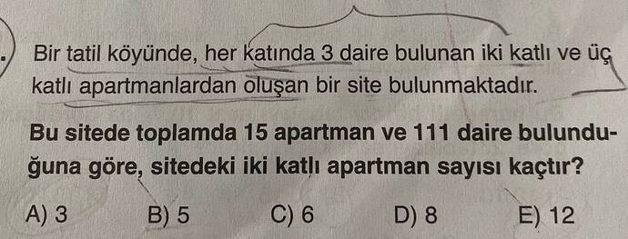 Bir tatil köyünde, her katında 3 daire bulunan iki katlı ve üç katlı apartmanlardan...