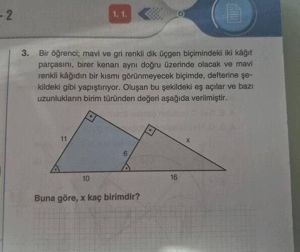 Bir öğrenci; mavi ve gri renkli dik üçgen biçimindeki iki kâğıt parçasını, birer kenarı...