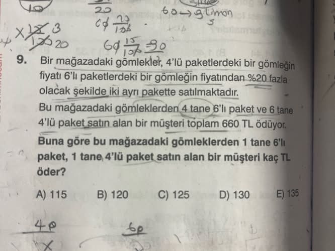 Bir mağazadaki gömlekler, 4'lü paketlerdeki bir gömleğin fiyatı 6'lı paketlerdeki bir...